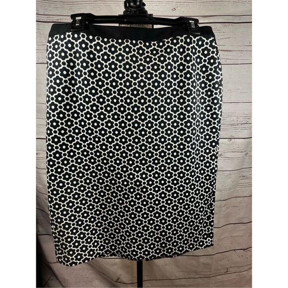 Talbots Black White Geometric Floral Pencil Skirt Size 6 Knee Length Career - Picture 2 of 3